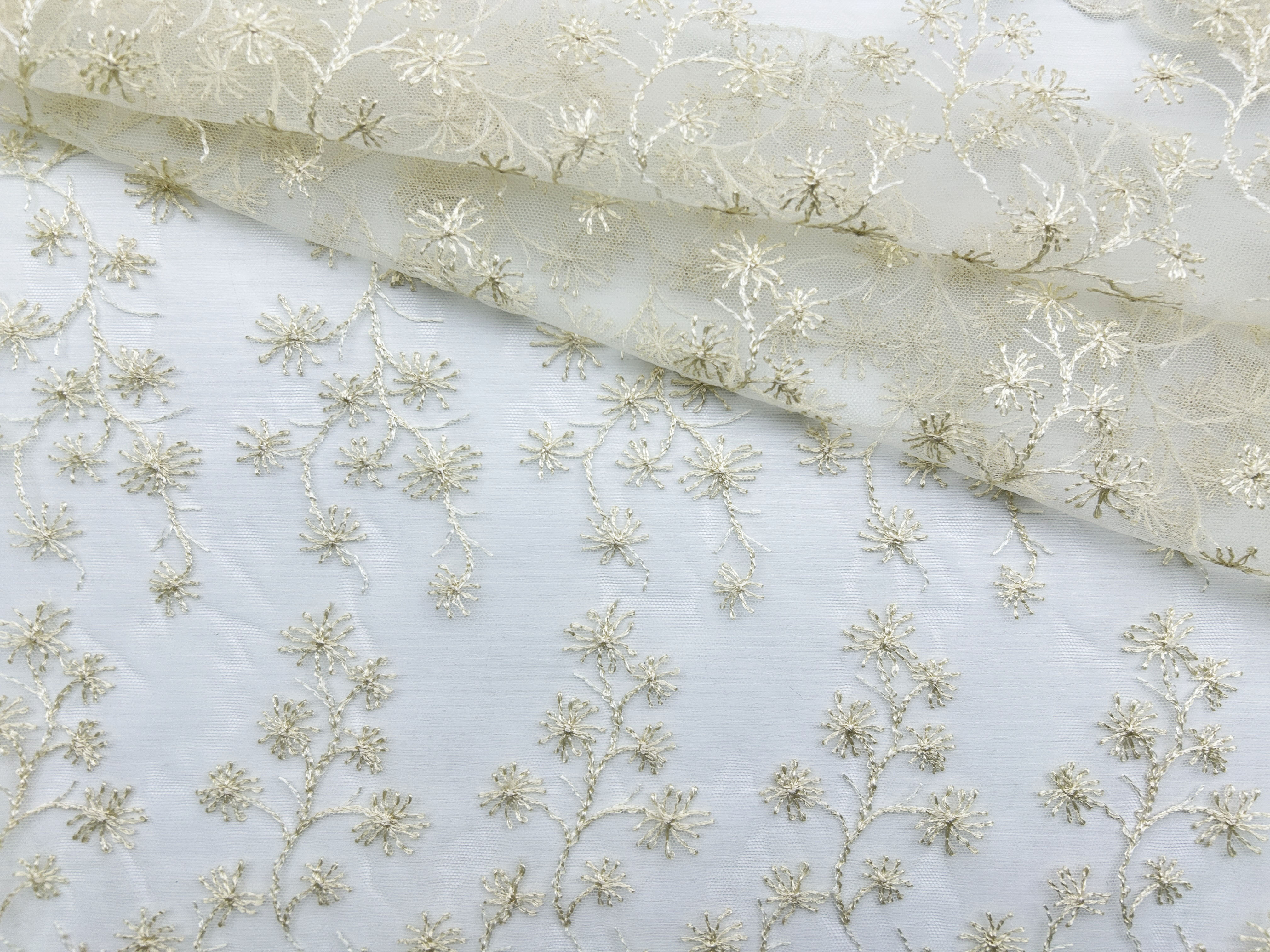 Ткань Сетка цвета экрю вышитыми веточками 32661 1